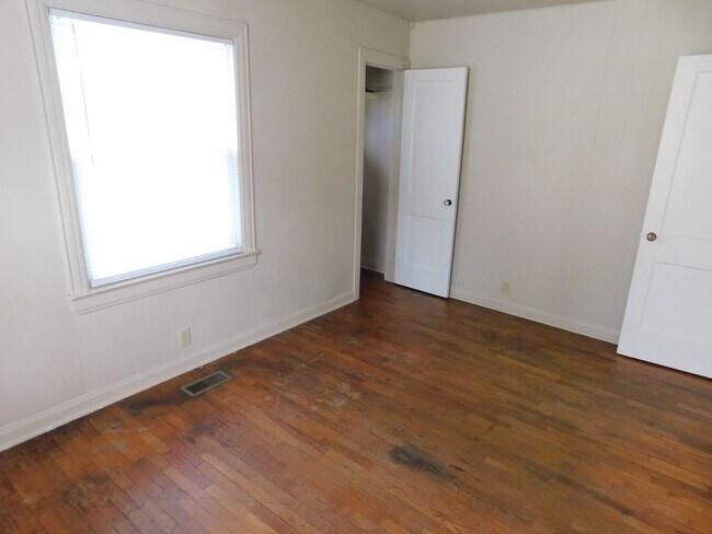 Building Photo - 2 Bed 1 Bath House in El Dorado w/ Hardwoo...