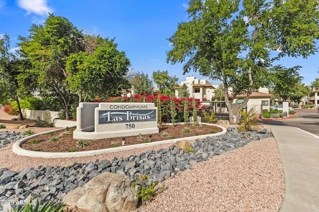 Building Photo - 750 E Northern Ave