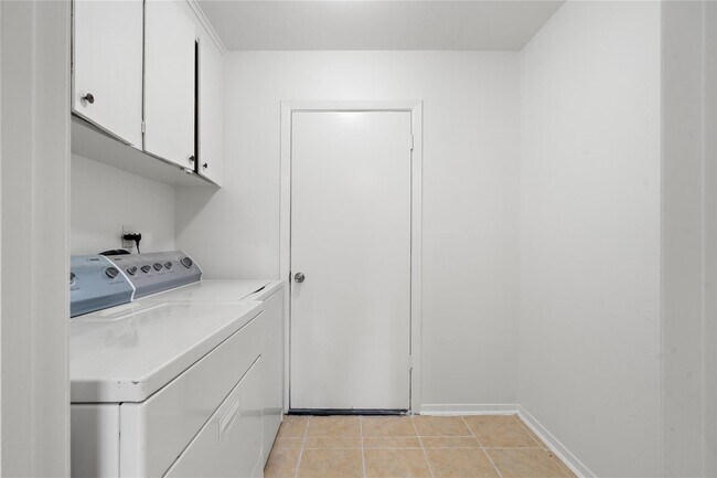 Building Photo - 6007 Claridge Dr