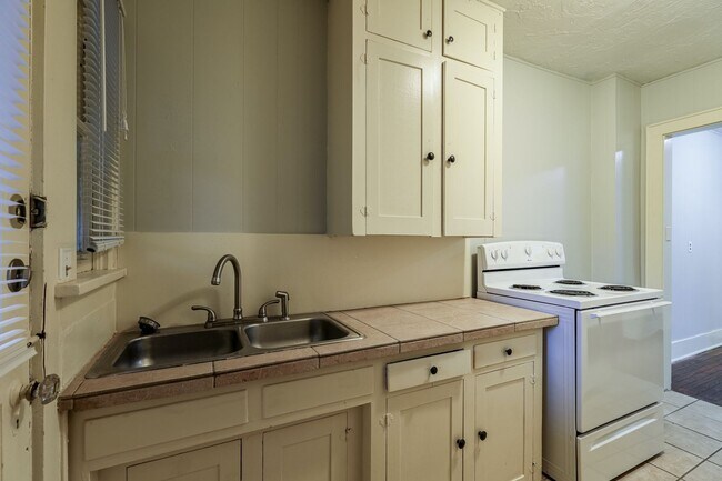 Building Photo - Lovely 1 Bed Home with new Balcony: 1407 1/2 Northwest 17th Street