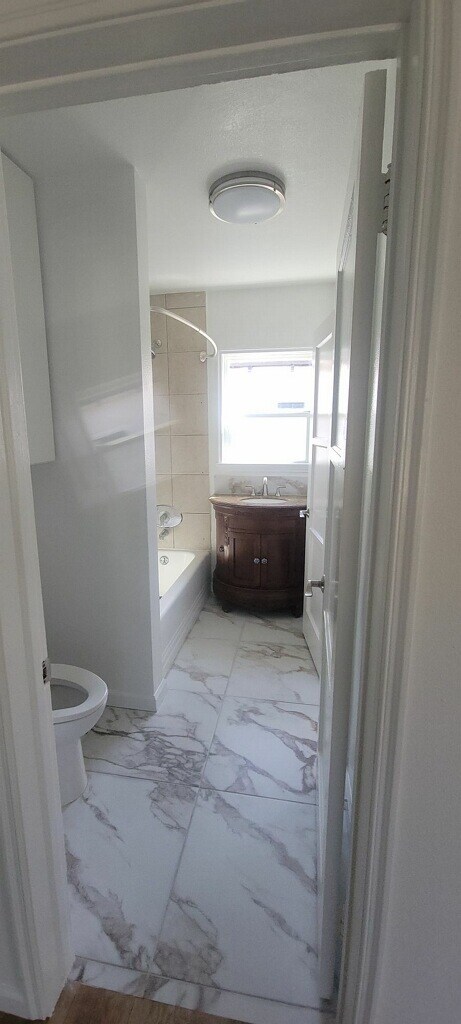 Bathroom - 414 N Glenwood Pl