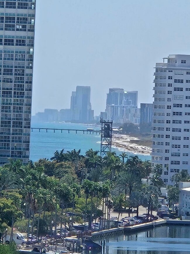 Building Photo - 3000 Holiday Dr