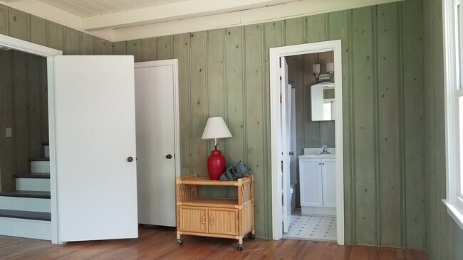 Building Photo - 5 bedroom / 4 bath home with a short drive to the beach!