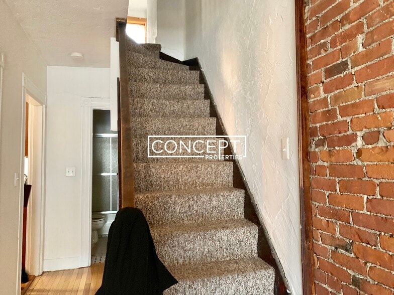 Building Photo - 64 Murdock St