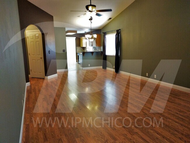 Building Photo - Cozy house