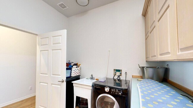 Building Photo - Move in Special Luxury 4 bedroom 4.5 bathr...