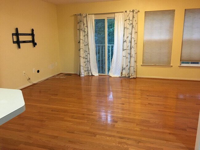 Building Photo - SPACIOUS TOWNHOUSE IN GERMANTOWN