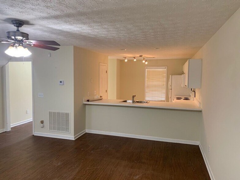 Building Photo - Donahue Crossing