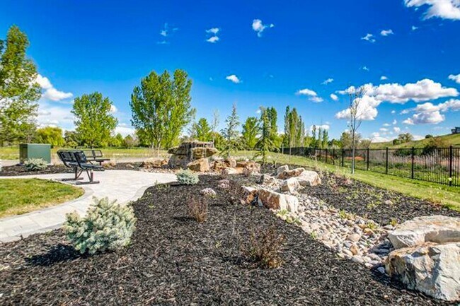 Building Photo - AstoriaTownHome