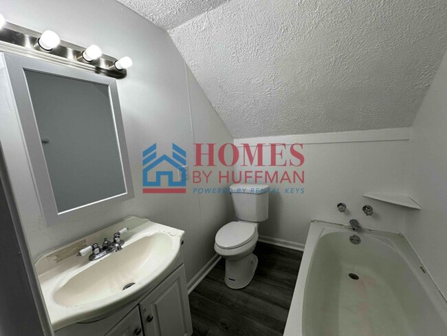 Building Photo - Upstairs One Bedroom Duplex | Move-in Ready