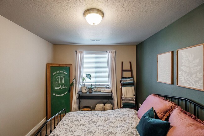 Building Photo - Beautiful 3 Bedroom on Large Corner Lot!