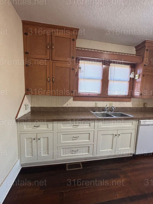 Building Photo - Rental Available NOW!