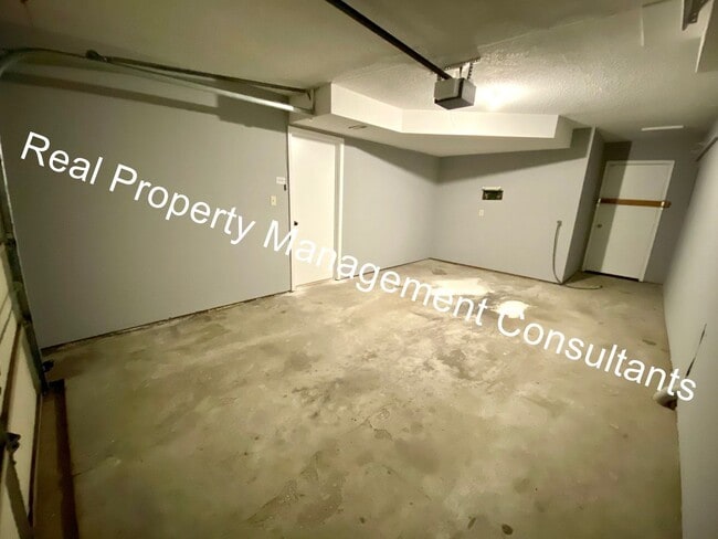 Building Photo - Lee's Summit 2 Bedroom Duplex