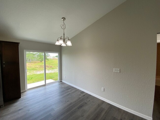 Building Photo - Silver Springs Shores - Welcome Home