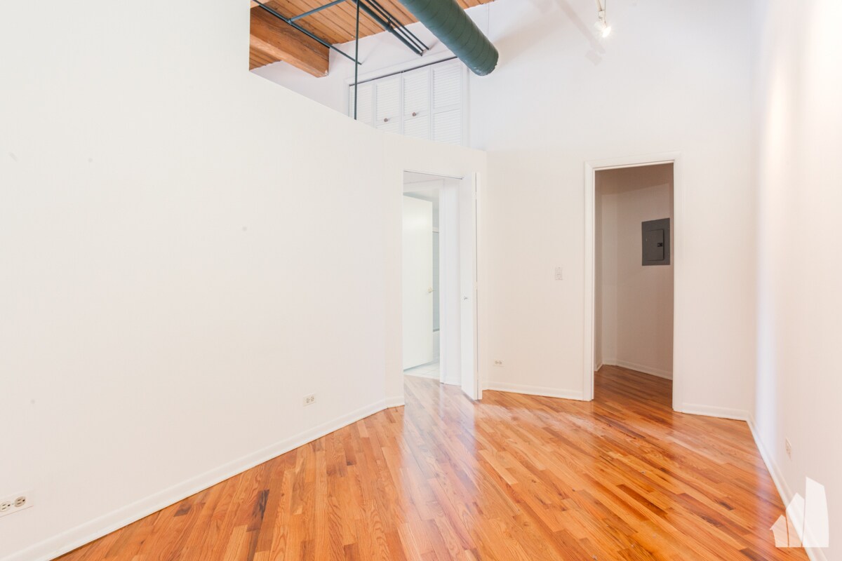 Building Photo - 2222 W Diversey Ave