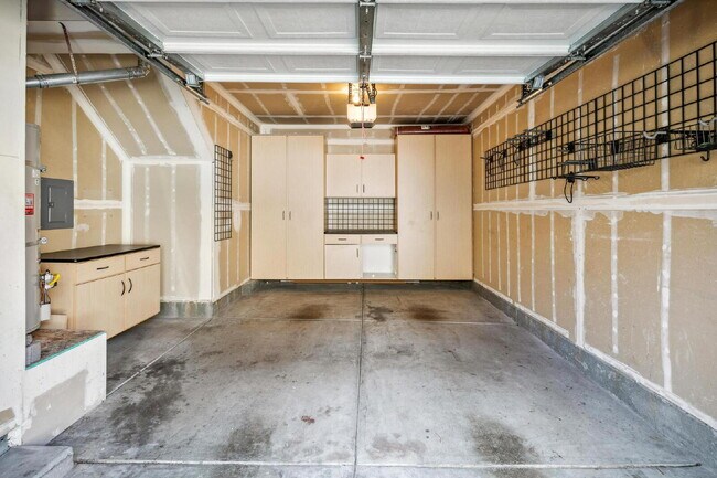 Building Photo - Stunning Corner Unit with Mountain Views & Prime Location!