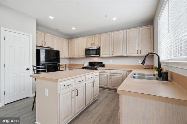 Building Photo - 8114 Mallard Shore Dr