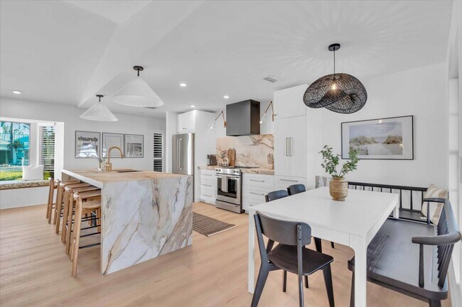 Building Photo - 5BR New Pool 10 min from Beach Fully Furnished