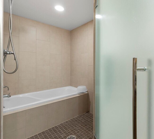 Building Photo - 1837 Kalakaua Ave