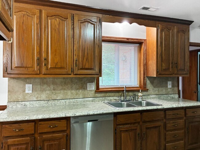 Building Photo - 3 Bed 1.5 Bath in North Chesterfield!