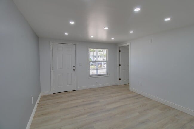 Building Photo - 236 N Oleander Ave