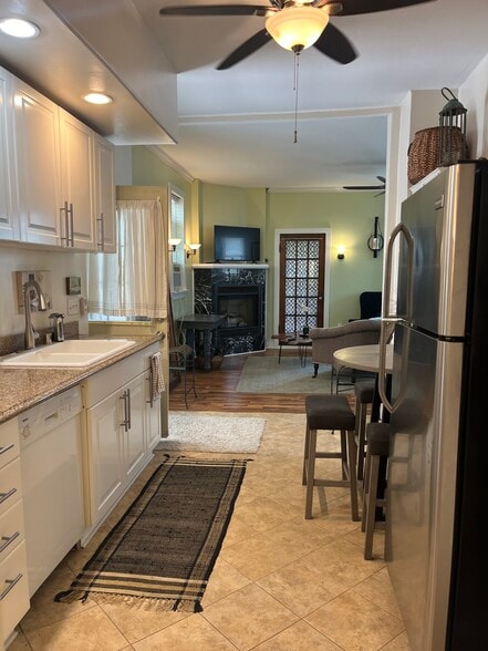 Building Photo - 211 King St