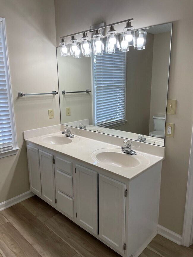 Building Photo - 10 Creekstone Ct