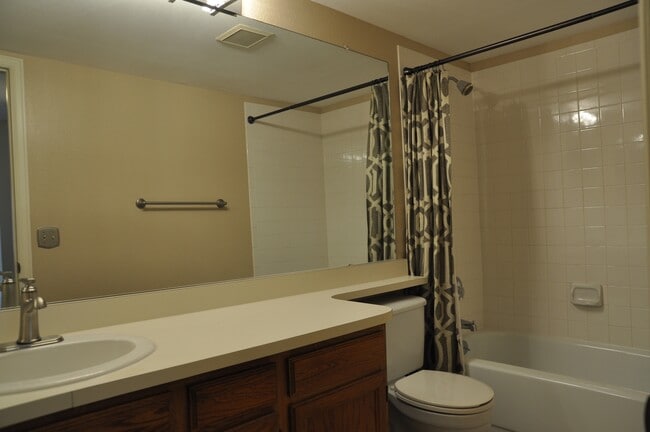 Building Photo - 1443 Briar Cir