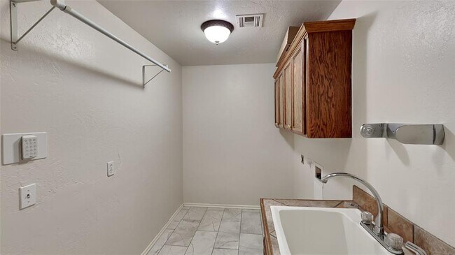 Building Photo - 1590 Deerwood Tr