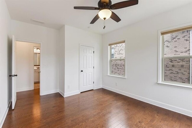 Building Photo - 2422 Norwood Dr SE
