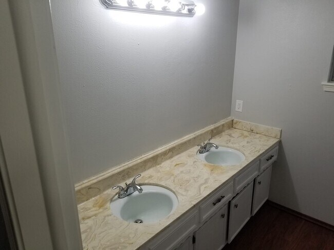 Building Photo - 3911 Brightwood Dr