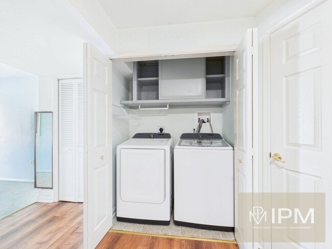 Building Photo - Central York Schools! Beautiful 3 Bed, 3 Bath Townhome!!