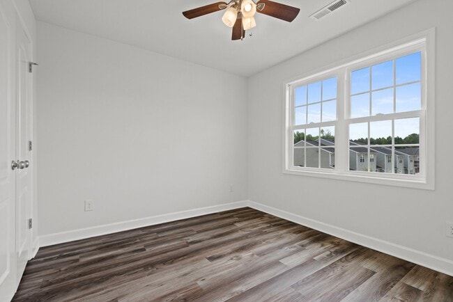 Building Photo - Gorgeous Townhome In Clayton!