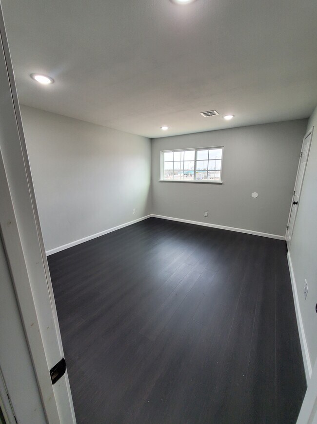 Building Photo - 3610 Springlake Dr
