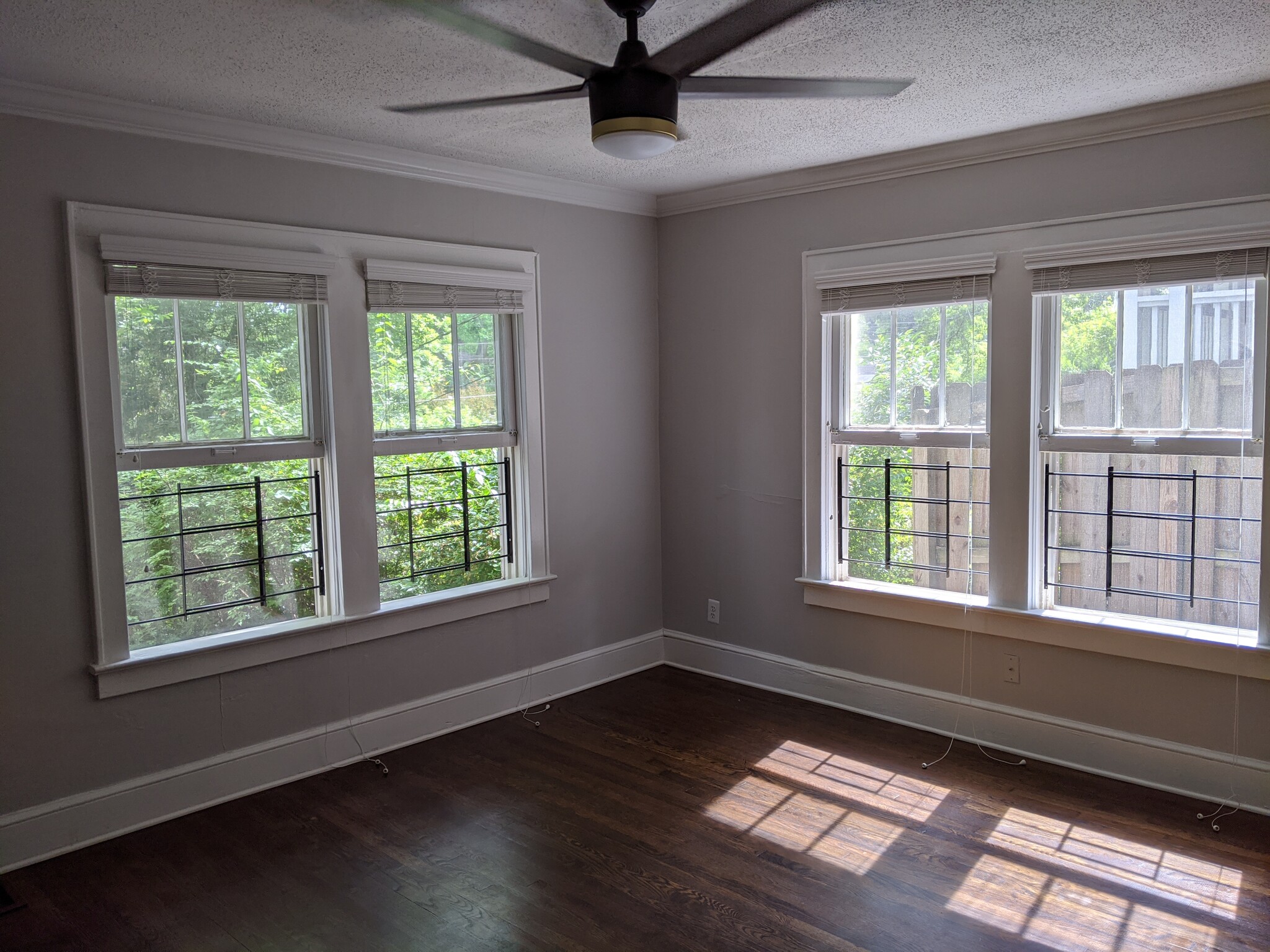 living room facing southwest - 720 Berne St SE Apt B