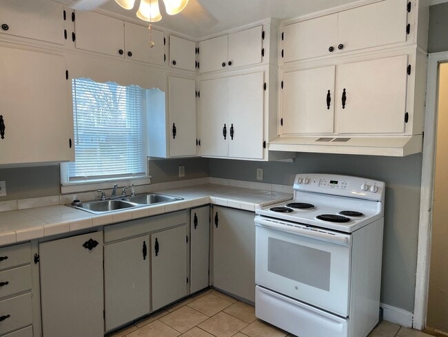 Building Photo - Three Bedroom Home in Gastonia