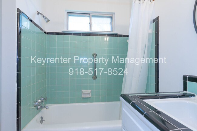 Building Photo - 3 Bed 1.5 Bath in Great Midtown Location!