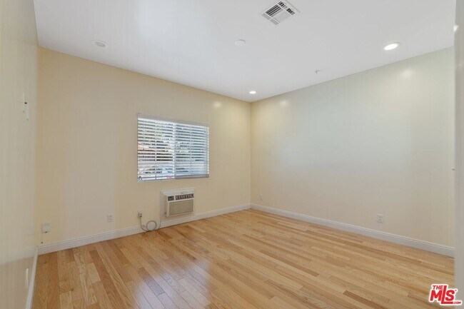 Building Photo - 2018 Hillcrest Dr