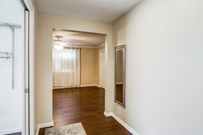 Building Photo - 1827 Larchmont Ln
