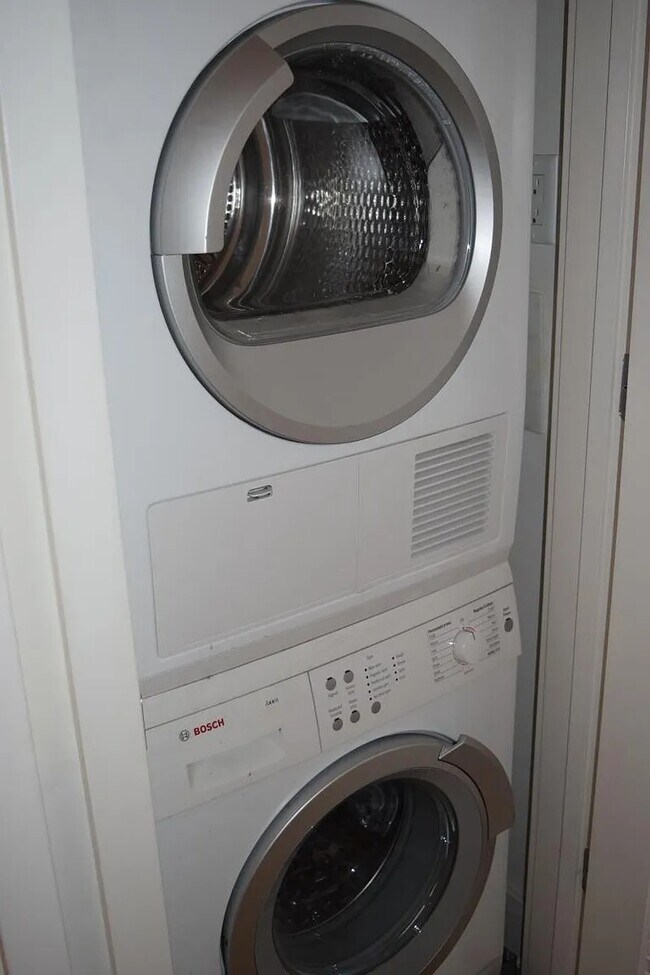 Building Photo - 1080 Sutter St