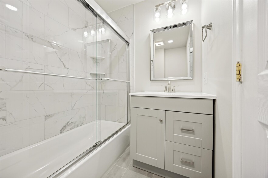 Master bathroom - 828 Leland St