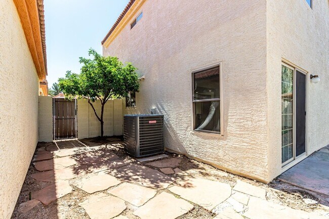 Building Photo - 1538 E Laurel Ave