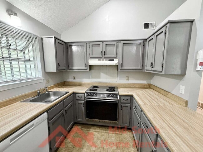Building Photo - 641 Lagrange Pk Cv