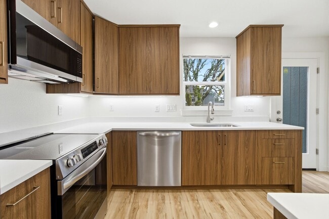 Building Photo - Newly Renovated 2 Bedroom Home