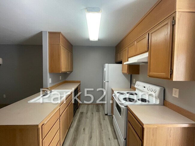 Building Photo - 2 Bedroom University Place Townhome