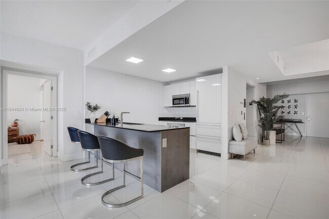 Building Photo - 1010 Brickell Ave