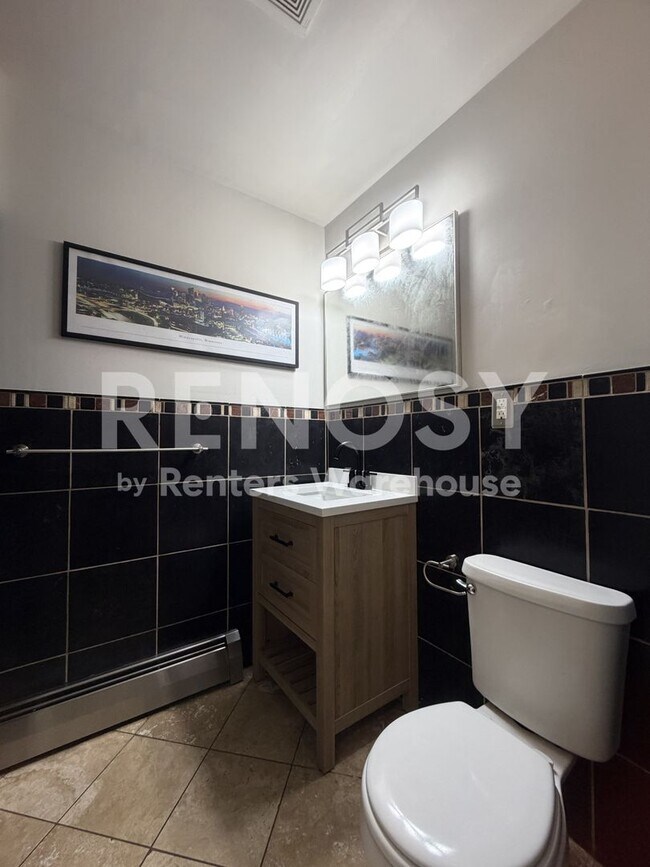 Building Photo - Available July 1st 2 Bedroom 1 Bath Condo in Minneapolis