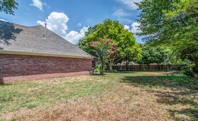 Building Photo - 5624 Annandale Dr