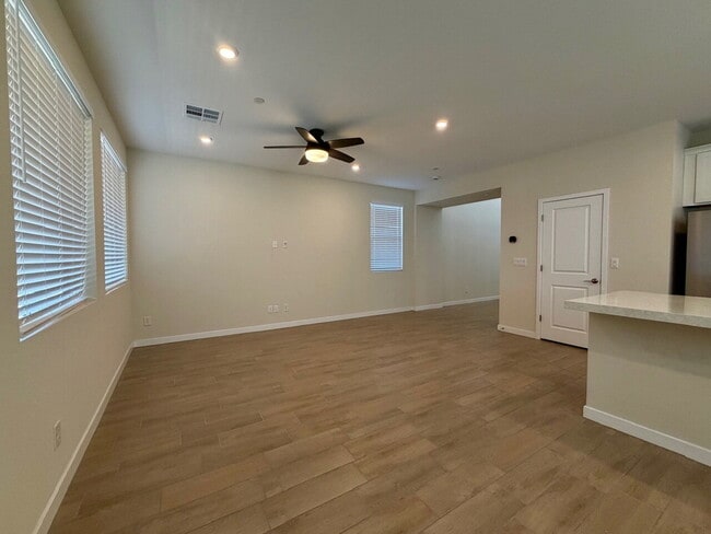Building Photo - GORGEOUS 4 BED 3 BATH 2 CAR GARAGE SINGLE FAMILY HOME W/ LOFT, VAULTED ENTRYWAY, BACKYARD, AND BE...