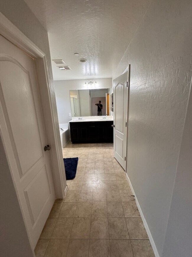 Building Photo - 3 Bedroom Home in a Gated Community! North...